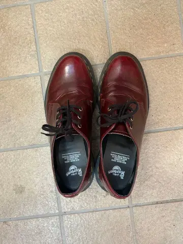 닥터 마틴 버건디 레이스업 슈즈