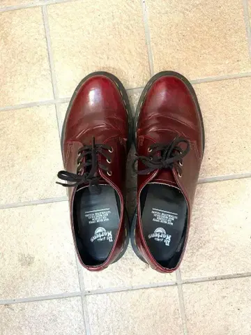 닥터 마틴 버건디 레이스업 슈즈