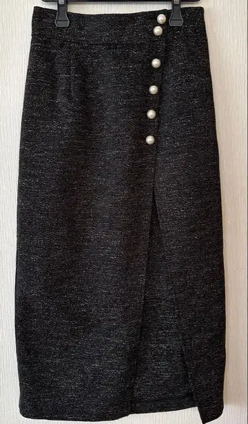 펄 버튼 달린 블랙 롱 타이트 스커트