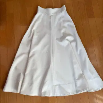 화이트 맥시 플레어 스커트 뒷면 지퍼