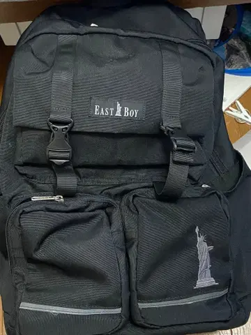 East Boy 블랙 백팩 자유의 여신 자수