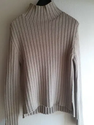 새상품급 뷰티&유스 리브 터틀넥 스웨터