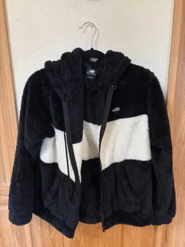 New Balance 플리스 자켓 화이트 블랙