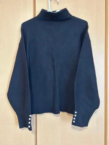 반트로아 블랙 니트 펄 버튼