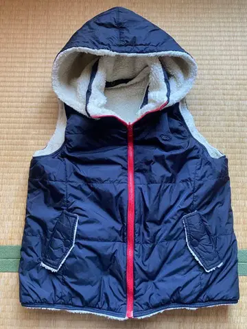 라코스테 LACOSTE 리버서블 보아 베스트 (모자 탈부착 가능)