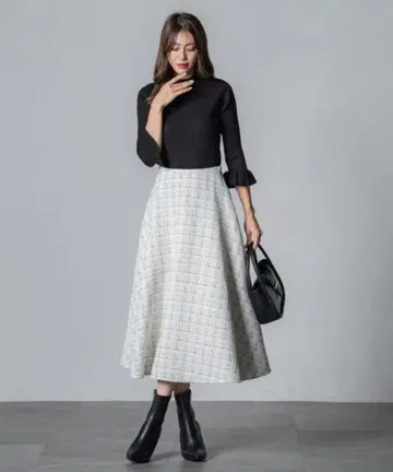QUEENS COURT 트위드 라메 롱 서큘러 스커트