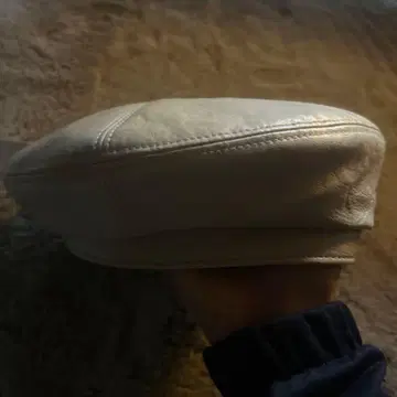 화이트 가죽 베레모