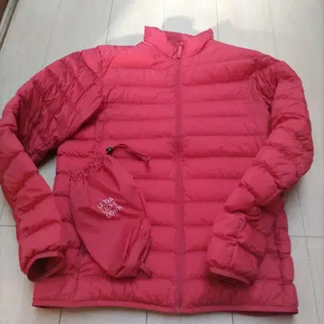 유니클로 빨간색 울트라 라이트 다운 자켓 M 사이즈 수납 봉투 포함