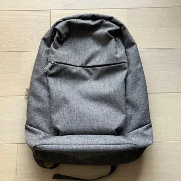 마리메꼬 그레이 백팩 전면 포켓 부착