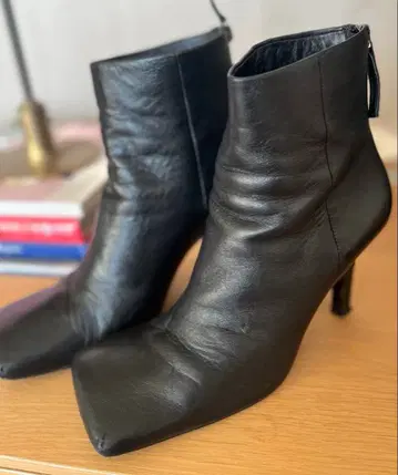 블랙 가죽 스퀘어토 부츠