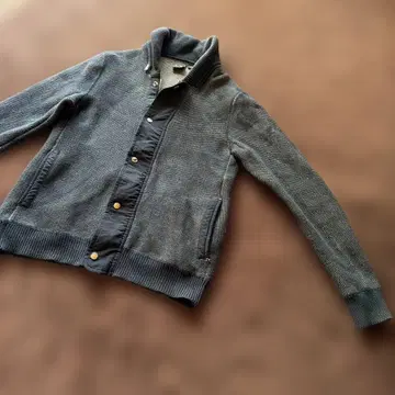 그레이 니트 스웨터 버튼 포함