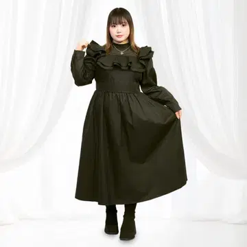 프릴이 달린 블랙 롱 드레스 타벨노스키