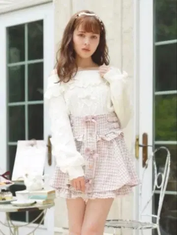 [컨디션 최상] LIZLISA 레이스업 슬리브 오프숄더 니트