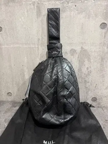 M.U.L 캔디 클러치 퀼팅 엠보 실버 라인