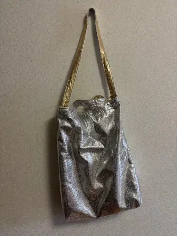 유나이티드 애로우즈 실버 x 골드 메탈릭 숄더백