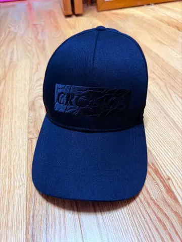 CRONOS 엠보싱 로고 블랙 캡