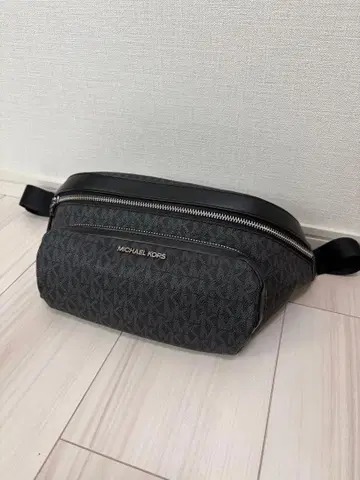 MICHAEL KORS 바디백 그레이