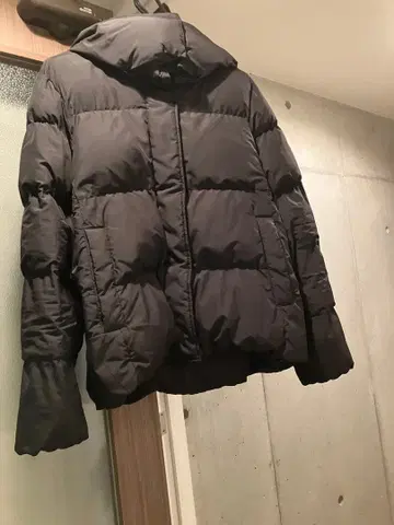 후드 부착 블랙 다운 자켓