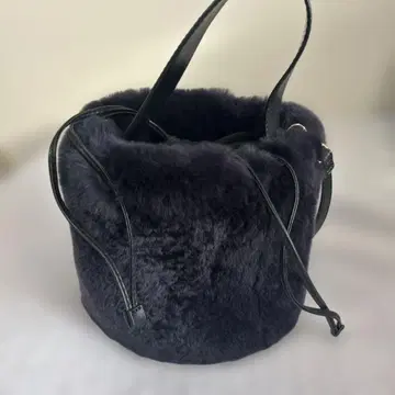 네이비 퍼 버킷형 숄더백