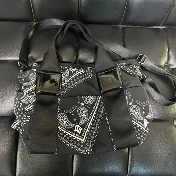 이아파피요네 반다나 패턴 스퀘어 수지 부품 토트백