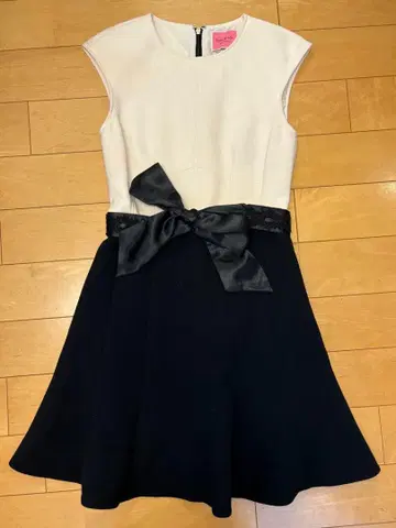 화이트/네이비 슬리브리스 A라인 원피스