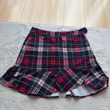 체크 무늬 플레어 스커트