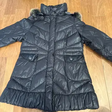 퍼 달린 블랙 다운 자켓