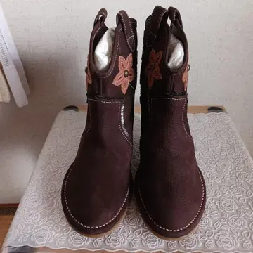 꽃 자수 장식 브라운 부츠 중간 굽