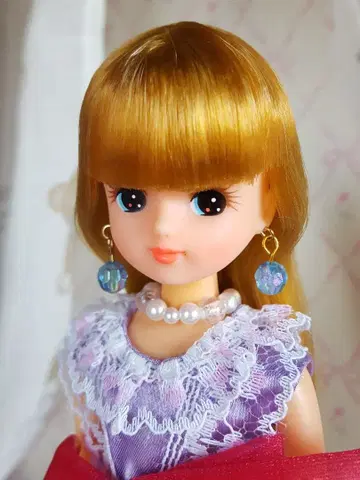 리카짱 인형 금발 파란 눈 화이트 보라색 드레스