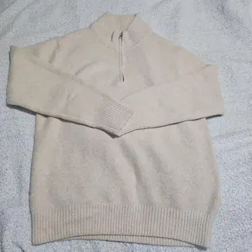 베이지 울 혼방 하이넥 스웨터