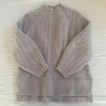 자유구 라이트 그레이 리브 하이넥 니트