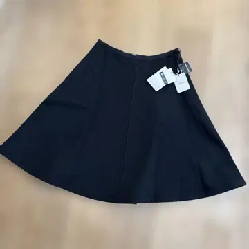 택 포함 새상품 엠즈 그레이시 안감 플리스 플레어 스커트 블랙 40