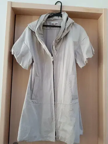 베이지 후드 부착 모즈 코트