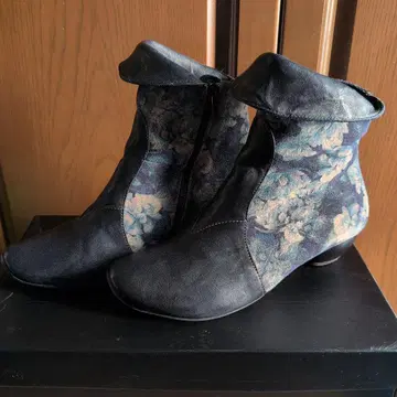 블랙 플라워 무늬 숏부츠