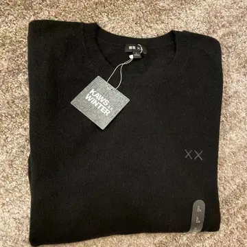 KAWS WINTER 블랙 크루넥 스웨터