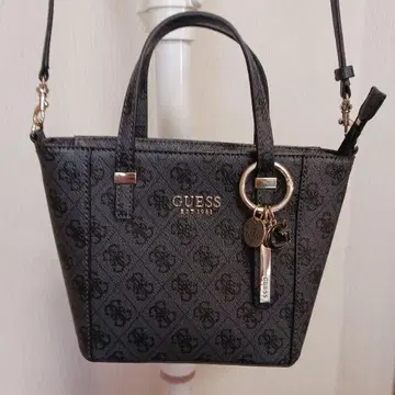 GUESS 블랙 토트백 숄더 스트랩 포함