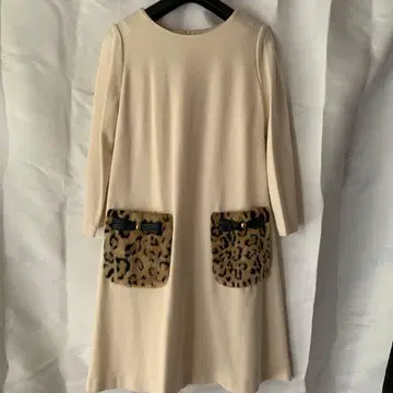 유니하르 뮤즈의 크림색 7부 소매 무릎 기장 원피스