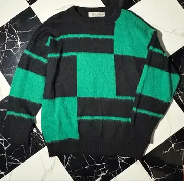 캐주얼 니트 스웨터 블랙과 그린 스트라이프