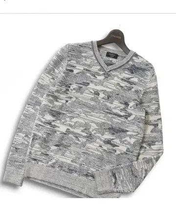 에포카 그레이 계열 마블 무늬 V넥 니트 스웨터