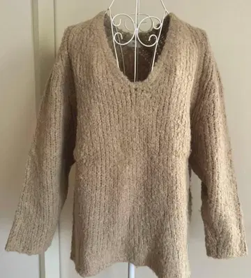 RHC 베이지 V넥 긴팔 스웨터