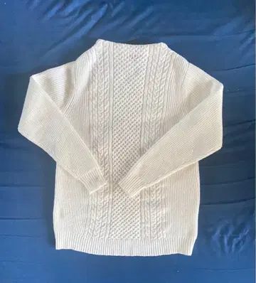 화이트 긴팔 스웨터