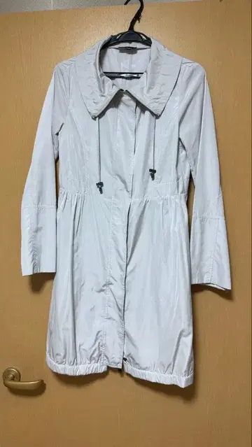 화이트 후드 부착 트렌치코트