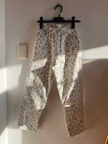 MOUSSY 레오파드 무늬 데님 팬츠