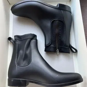 지퍼 달린 블랙 숏부츠