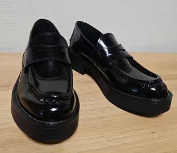 ZARA 에나멜 가죽풍 페니 스트랩 로퍼 블랙