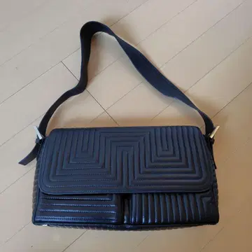 BALLY 퀼팅 숄더백 새상품급