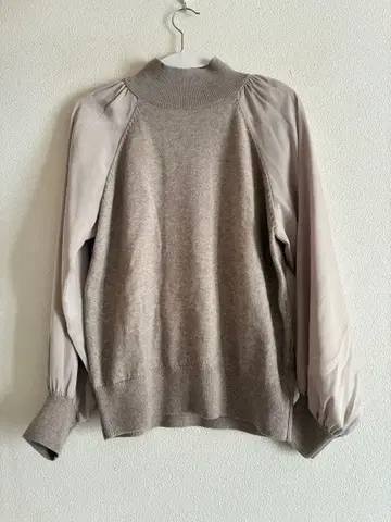 파시오네 베이지 니트 쉬폰 콤비 상의