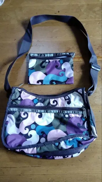 컬러풀한 숄더백과 파우치 세트