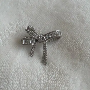 셀포드 실버 리본형 브로치 바게트컷