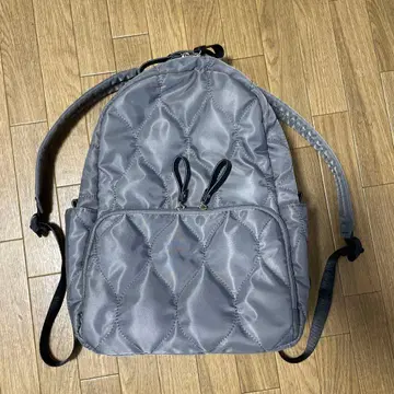 그레이 퀼팅 백팩 경량이며 소분 수납 가능